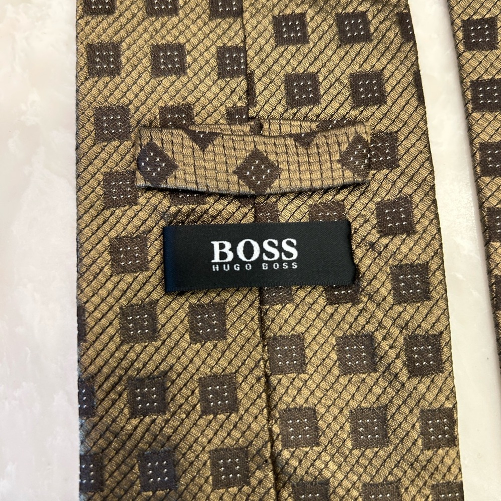 Elegant Gold and Black Hugo Boss Silk Men's Tie, Made in Italy, 3.25” X 56” long - Picture 7 of 12